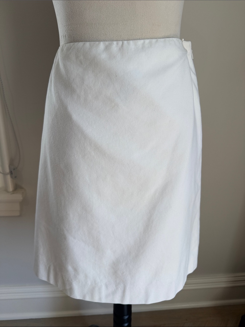 MOSCHINO CHEAPANDCHIC Minimalist OFF WHITE Skirt with Clean Silhouette